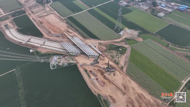 “五一”假期不停工沿黄高速建设忙(图2)