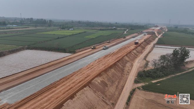 “五一”假期不停工沿黄高速建设忙(图3)