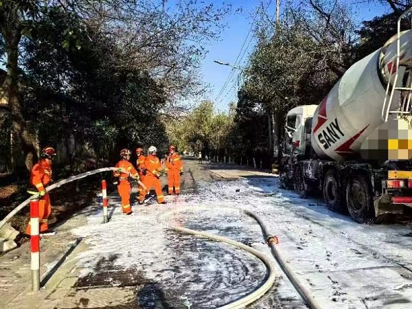 东塘公路东葛路路口两辆搅拌车相撞消防队员救出被困驾驶员
