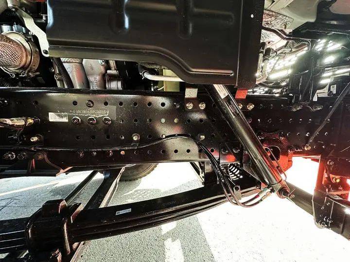 北京奋斗8×4搅拌车自动挡、14方大空间助力商混运输高效创富！(图8)