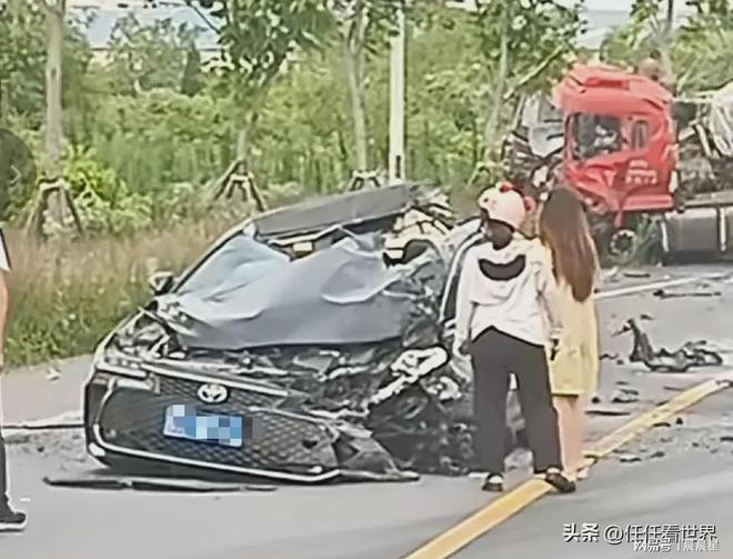 惨烈！湖北云梦发生车祸小车变废铁搅拌车侧翻半挂车头稀碎