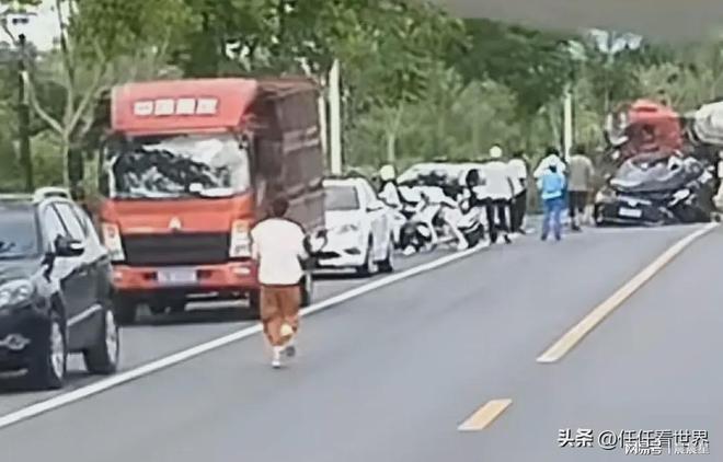 惨烈！湖北云梦发生车祸小车变废铁搅拌车侧翻半挂车头稀碎(图5)