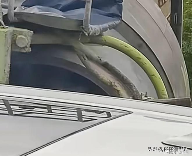惨烈！湖北云梦发生车祸小车变废铁搅拌车侧翻半挂车头稀碎(图4)