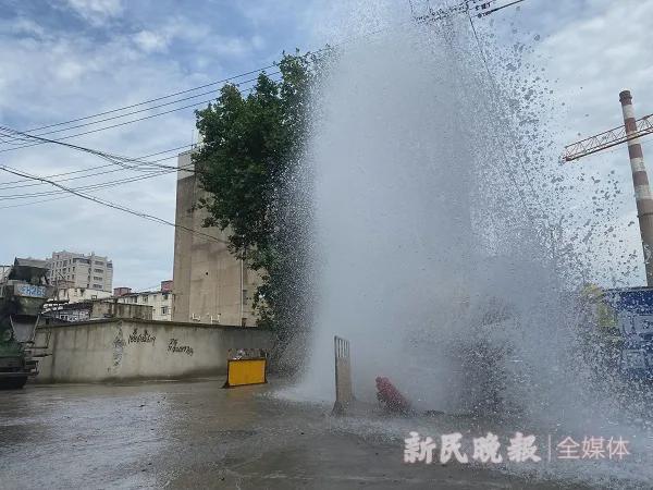 上海一消防栓遭卡车撞坏！现场喷出数米高水柱