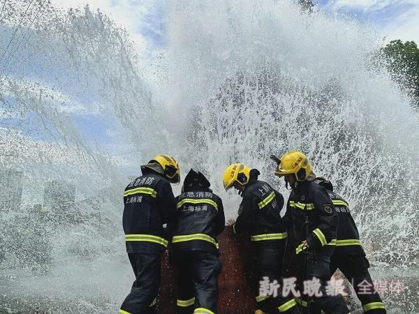 上海一消防栓遭卡车撞坏！现场喷出数米高水柱(图2)