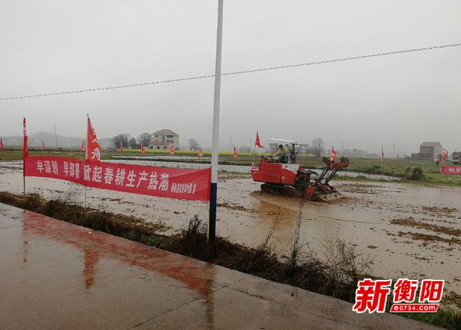衡阳市石灰撒施作业治“顽疾”改良农田助力春耕备耕