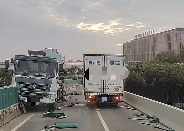 绕城高速一匝道：搅拌车撞翻多块隔离墩侵入对向车道