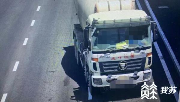 水泥搅拌车沿途抛洒滴漏交警：“查”！(图2)