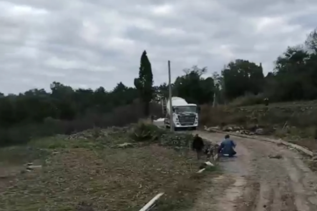 三一两桥搅拌车狭窄道路运输“神器”