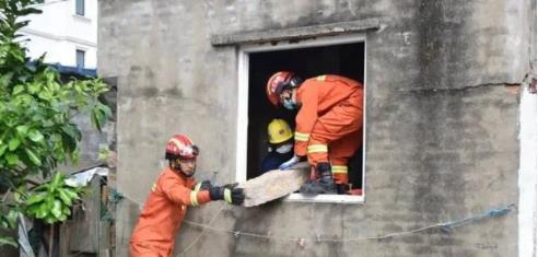 揪心！浙江舟山一搅拌车失控撞毁民房现场一片狼藉令人担忧(图4)