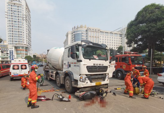 南宁一男子被水泥搅拌车卷入车底消防紧急救援