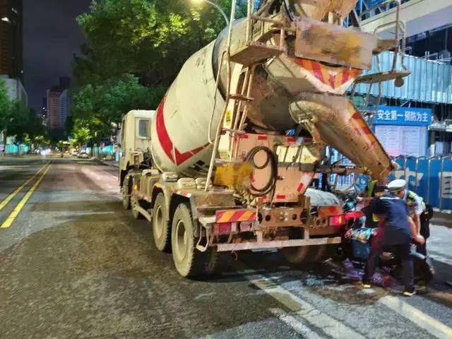 电动车狠狠撞向搅拌车！事发深圳驾驶人当场昏迷