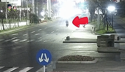 电动车狠狠撞向搅拌车！事发深圳驾驶人当场昏迷(图3)