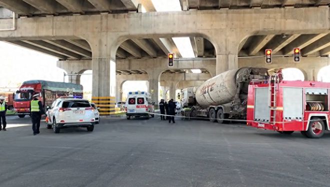 突发！呼和浩特一轿车遭搅拌车撞碎司机当场死亡惨烈现场曝光(图1)