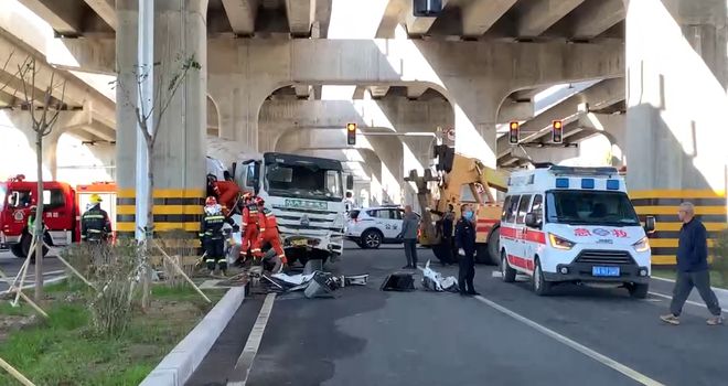 突发！呼和浩特一轿车遭搅拌车撞碎司机当场死亡惨烈现场曝光(图3)