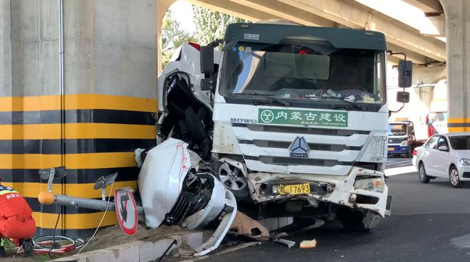 突发！呼和浩特一轿车遭搅拌车撞碎司机当场死亡惨烈现场曝光(图2)