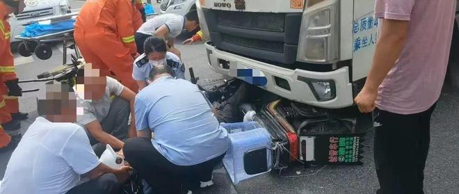 凌晨摩托车与搅拌车迎面相撞一人被卷入车底！(图1)