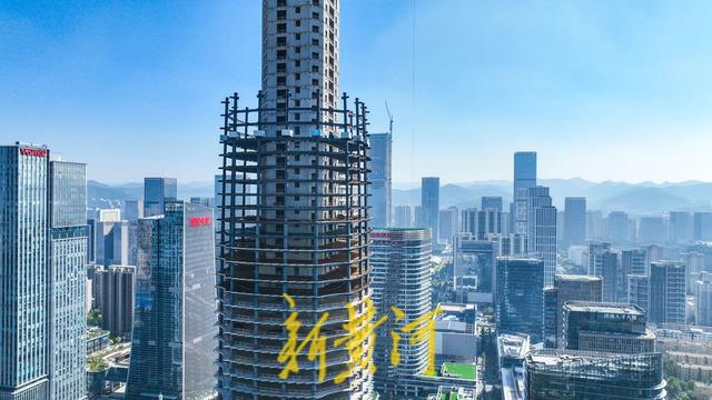 CBD第四高钢架“外衣”向顶层冲刺(图2)