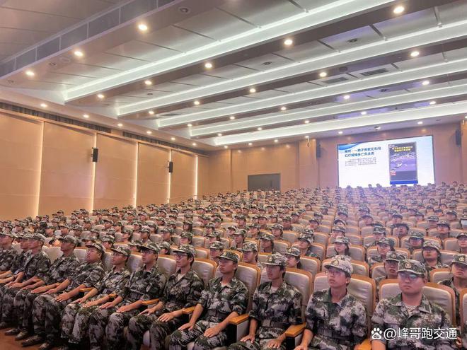 郑州交警六支队走进河南省中医药大学送上“交通安全第一课”！(图2)