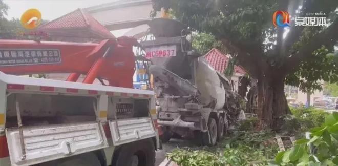 突发！大货车撞岗亭致驾驶员当场身亡现场惨不忍睹！(图9)