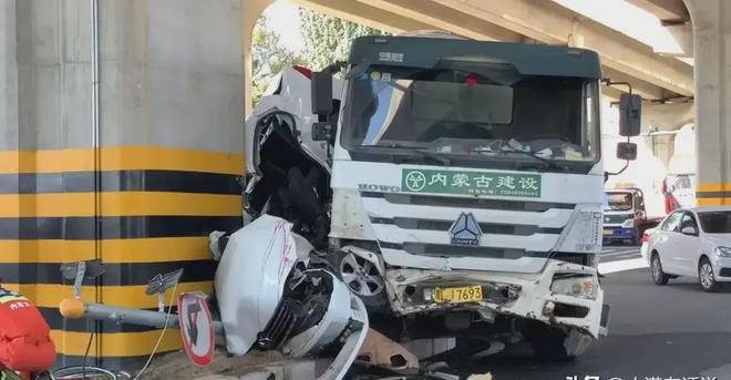 惨烈！内蒙车祸现场曝光：水泥罐车闯红灯致女司机车毁人亡！(图3)