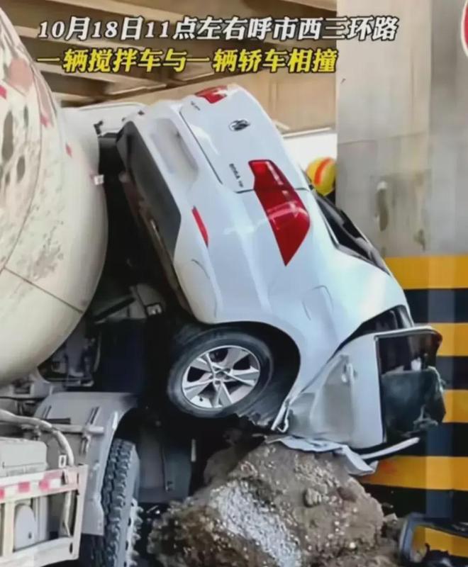 惨烈！内蒙车祸现场曝光：水泥罐车闯红灯致女司机车毁人亡！(图4)