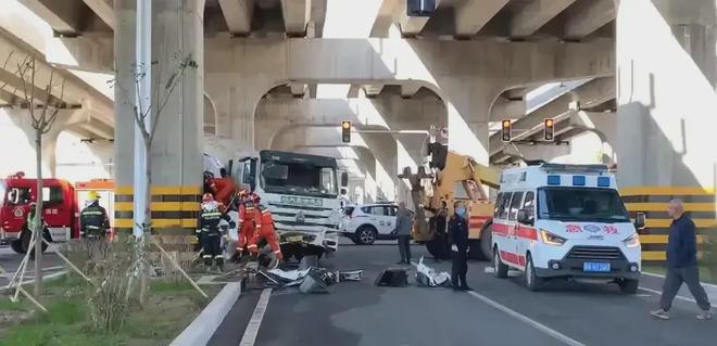 惨烈！内蒙车祸现场曝光：水泥罐车闯红灯致女司机车毁人亡！(图10)