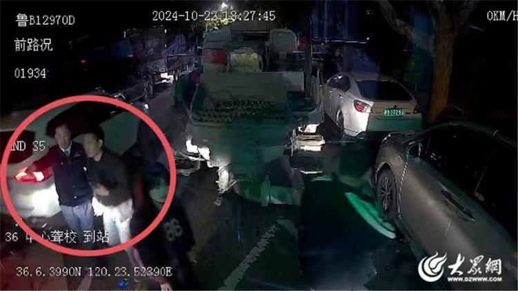 暖心一幕！青岛巴士驾驶员化身“交通指挥员”疏导交通保畅通