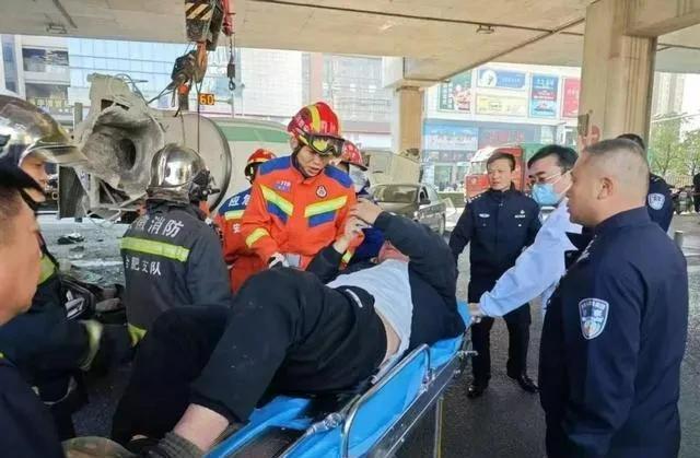 奇瑞汽车事故中的生命奇迹！汽车被搅拌车压扁司机只受了轻微伤(图5)