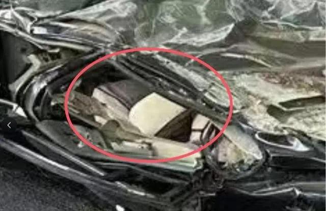 奇瑞汽车事故中的生命奇迹！汽车被搅拌车压扁司机只受了轻微伤(图3)