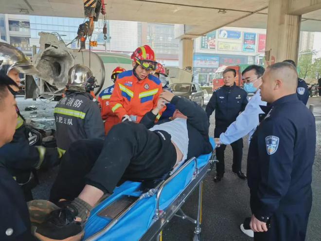 轿车被压扁成“纸片”司机轻微伤！网友：堪称奇迹