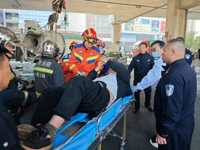 被搅拌车压扁人没死！网友：司机命真大(图2)