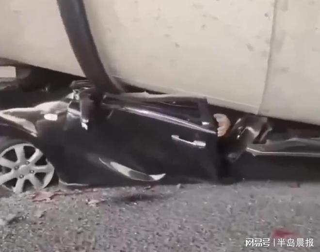 一搅拌车侧翻压扁汽车通报(图3)