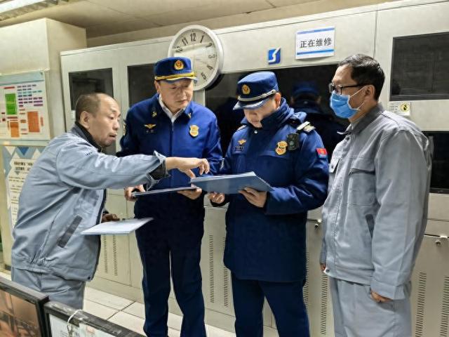 清除火灾隐患北京消防开展火车站地区人员密集场所消防安全夜查行动