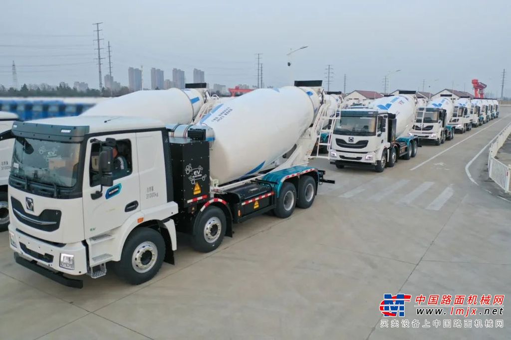 热销！徐工新能源搅拌车批量交付助建中石油项目(图2)