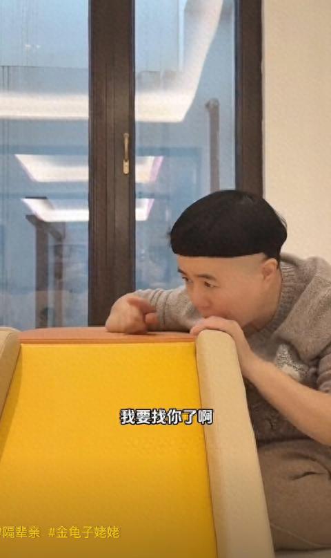 58岁金龟子分享带娃教外孙学发音很有爱发型依旧没变！