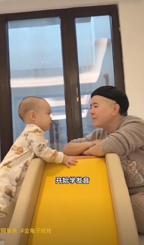 58岁金龟子分享带娃教外孙学发音很有爱发型依旧没变！(图2)