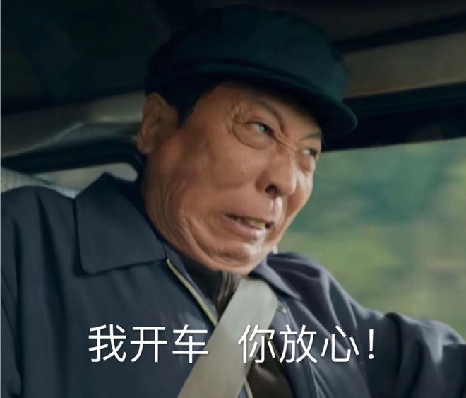 突发！太阳宫附近一大货车卡在桥下车厢变形
