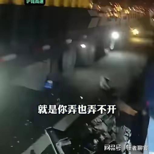 突发！沪昆高速发生惨烈车祸众多车头被压成肉饼司机凶多吉少(图4)