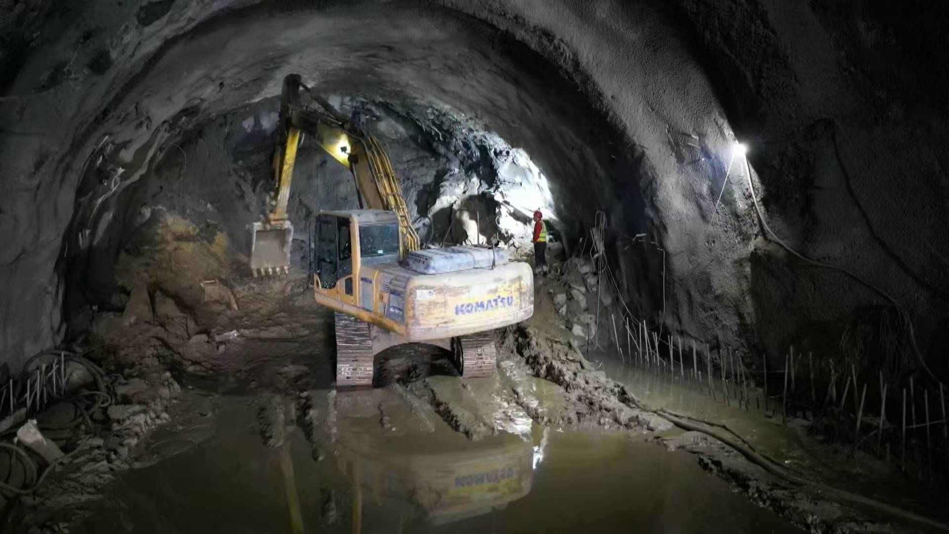 黟县：抓工期赶进度交通项目建设忙(图2)