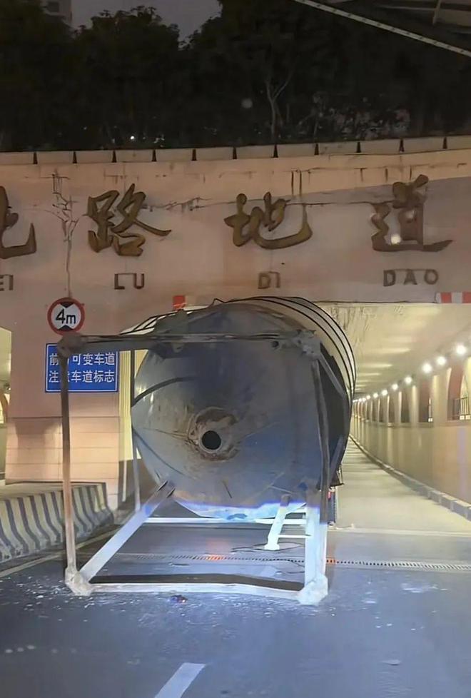 太高了！静安一货车被卡在地道入口！进不去也出不来！情况危急…