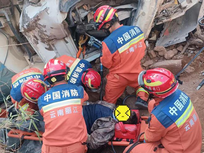 水泥车侧翻司机被困丽江消防30分钟力挽狂澜(图2)
