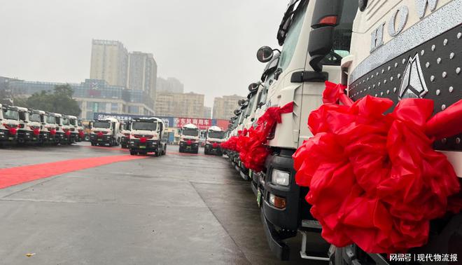 中国重汽首批30台豪沃新能源搅拌车成功交付！(图2)
