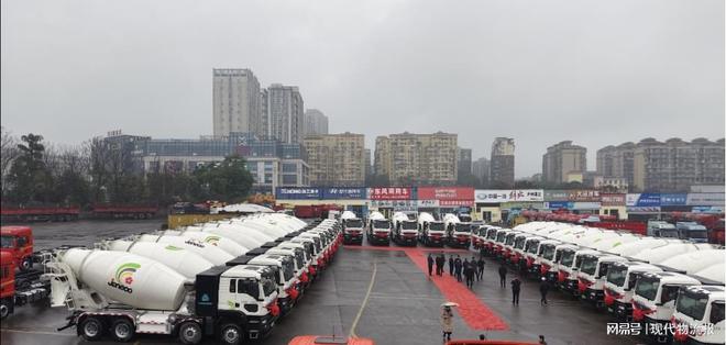 中国重汽首批30台豪沃新能源搅拌车成功交付！(图3)