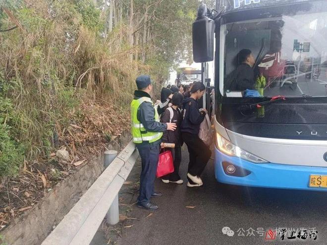 汕梅高速一大巴车抛锚49名学生被困(图1)