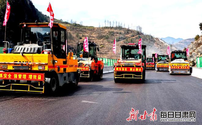 陇南：康略高速沥青下面层首铺成功通车进入倒计时(图1)