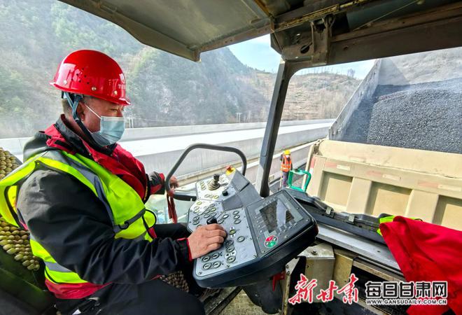 陇南：康略高速沥青下面层首铺成功通车进入倒计时(图3)