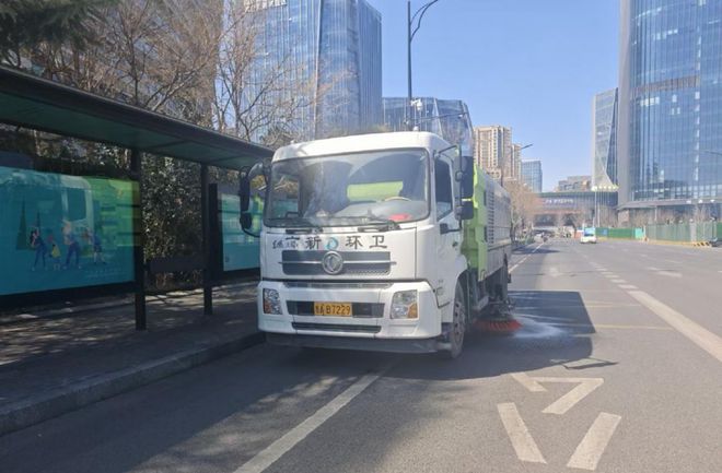 济南高新区开展春季道路“深度保洁”专项行动实现城区环境卫生“大提升”(图1)