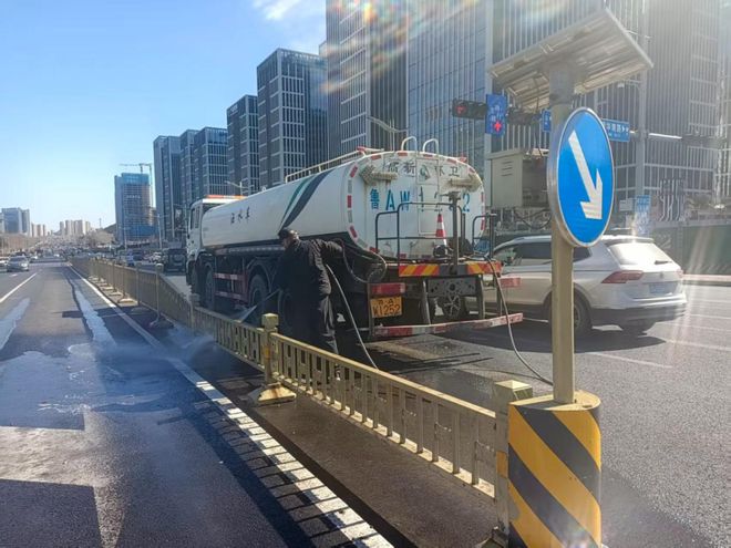 济南高新区开展春季道路“深度保洁”专项行动实现城区环境卫生“大提升”(图2)