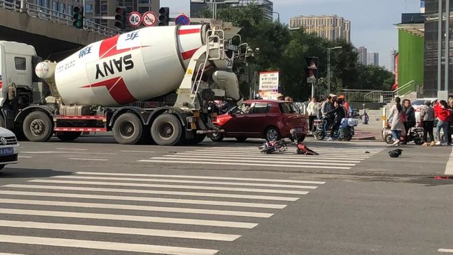 突发：太原北中环街发生一起惨烈车祸一辆水泥罐车撞倒两人(图4)